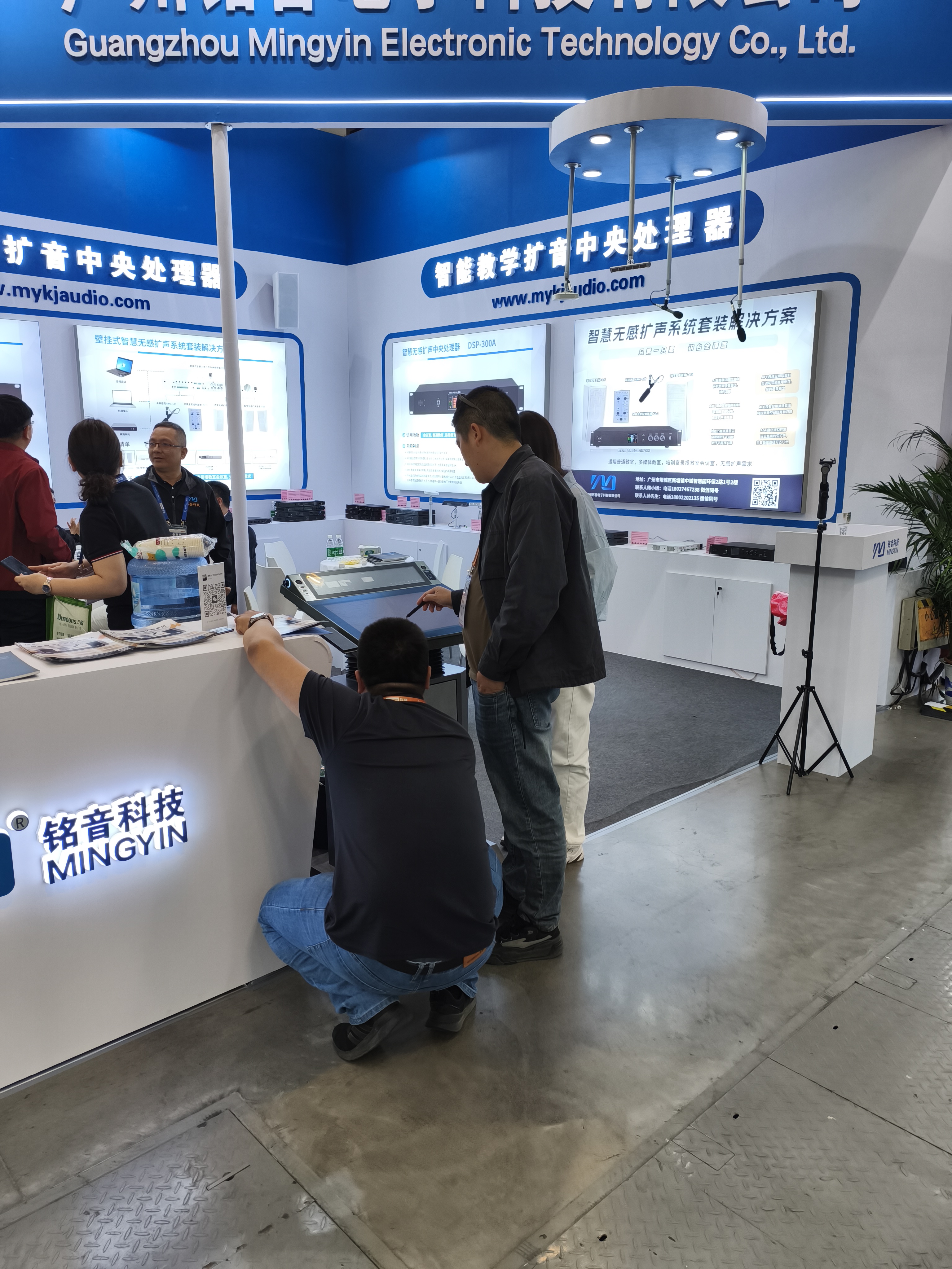 颉睿智能讲台亮相展会，科技赋能智慧教学新体验